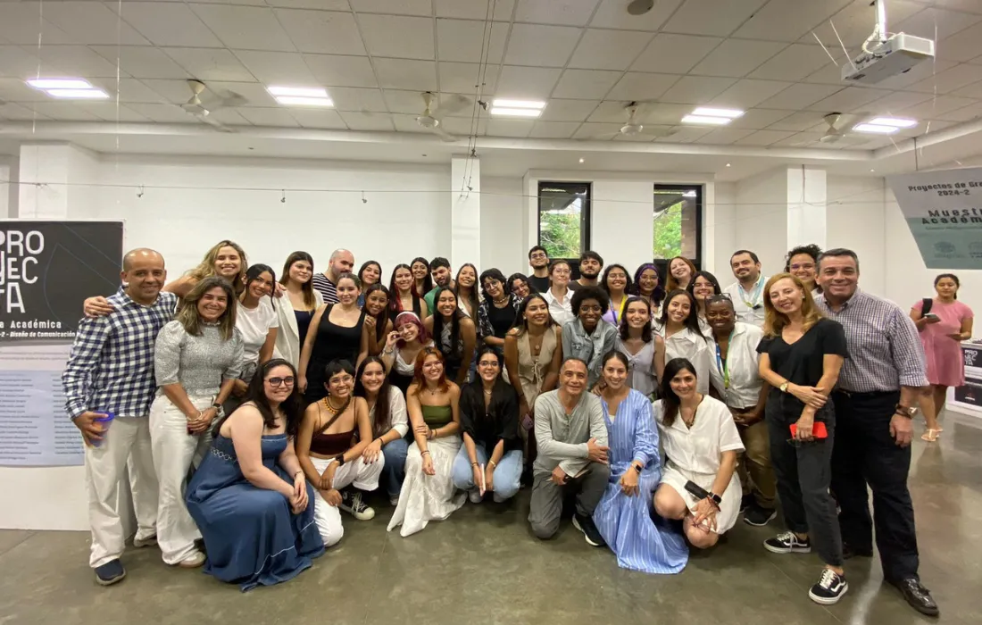 Estudiantes exponiendo en PROYECTA Estudiantes exponiendo en PROYECTA