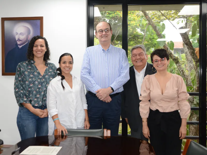 Construyendo puentes hacia la paz: Embajadores de los Países Bajos y líderes de la región se reúnen en la Javeriana Cali