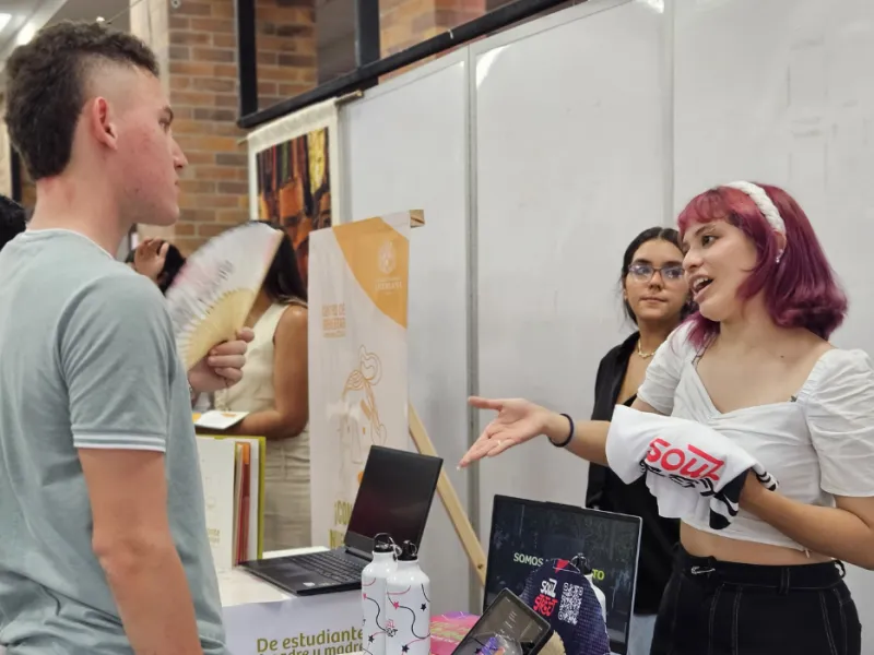 Estudiantes exponiendo en PROYECTA Estudiantes exponiendo en PROYECTA