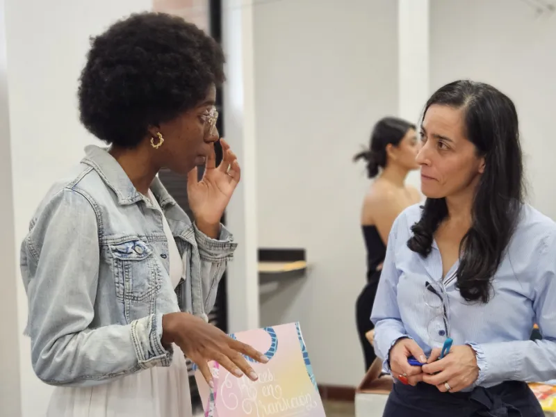 Estudiantes exponiendo en PROYECTA Estudiantes exponiendo en PROYECTA