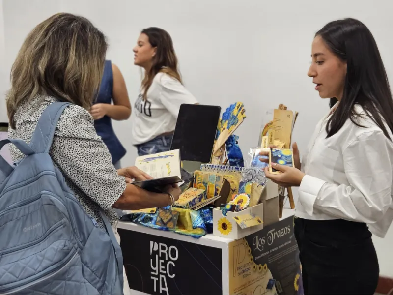 Estudiantes exponiendo en PROYECTA Estudiantes exponiendo en PROYECTA