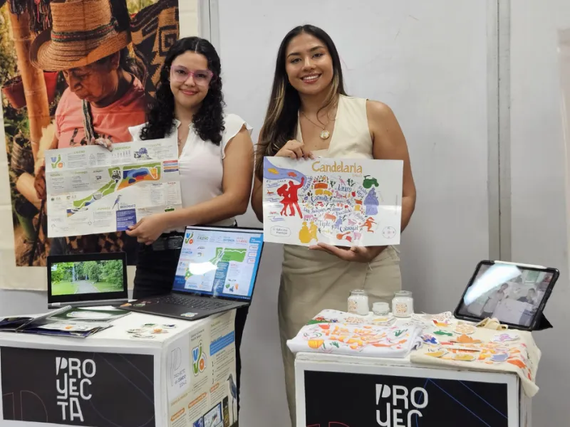 Estudiantes exponiendo en PROYECTA Estudiantes exponiendo en PROYECTA
