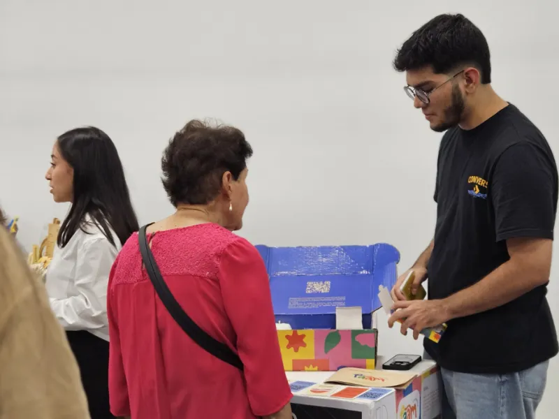 Estudiantes exponiendo en PROYECTA Estudiantes exponiendo en PROYECTA