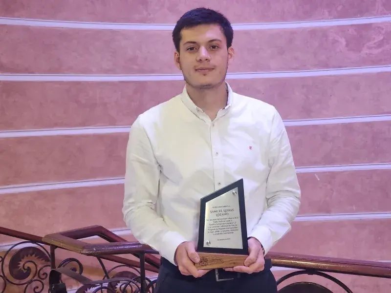 Samuel Llinas Lozano con su reconocimiento